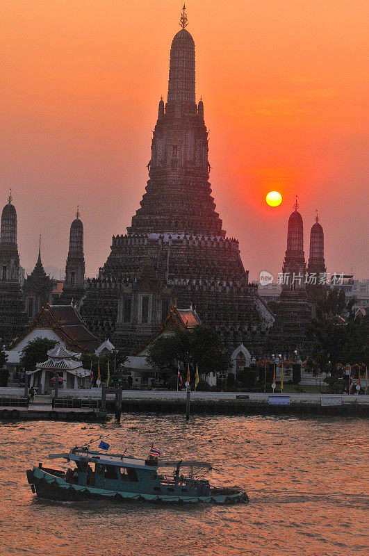 日落在Wat Arun(黎明寺)，曼谷